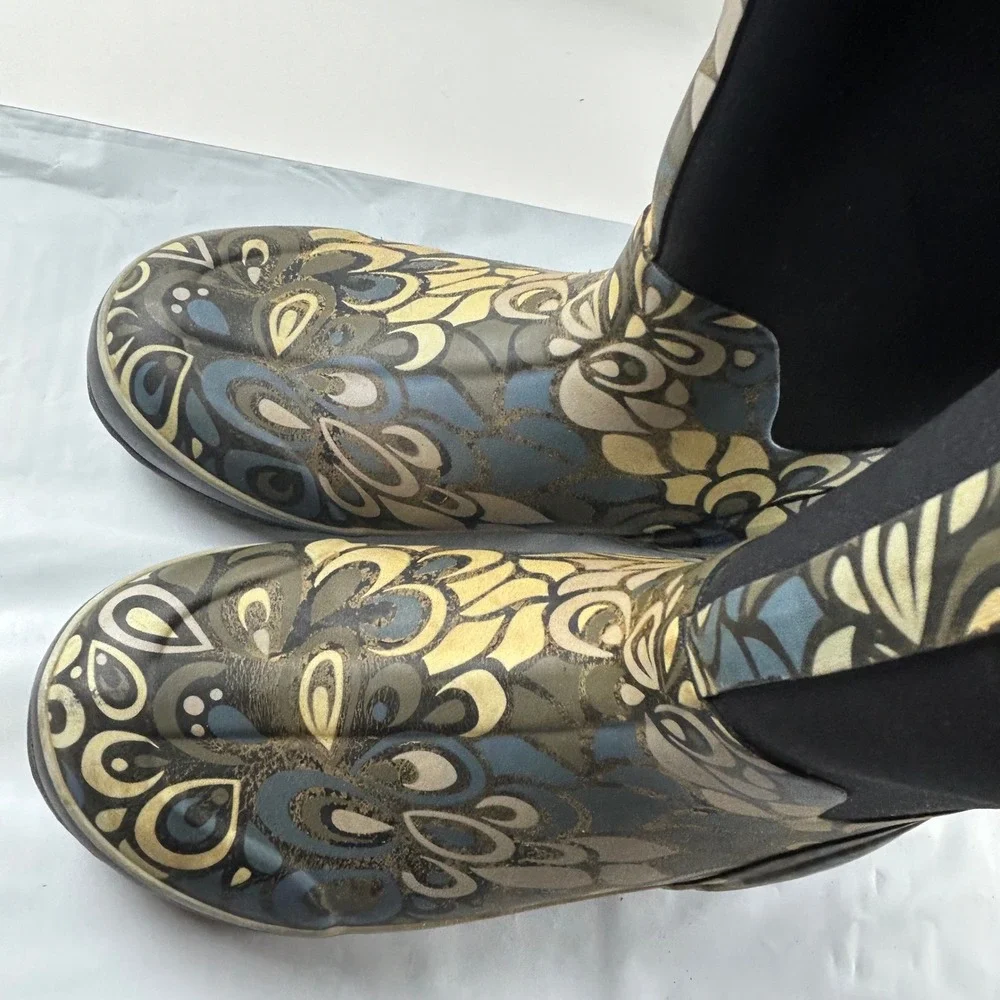 Bogs WMNS 9 Classic High Paisley Floral Waterproof Insulated Rain Boots Blue